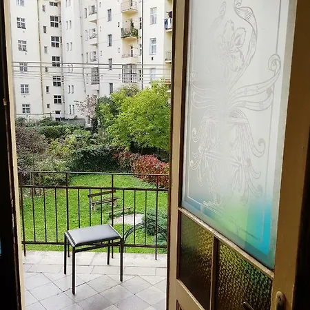 Charming Close To Old Town&metro Apartment