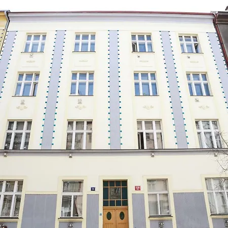 Charming Close To Old Town&metro Apartment *