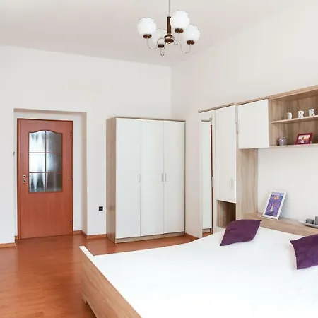 Charming Close To Old Town&metro Apartment *
